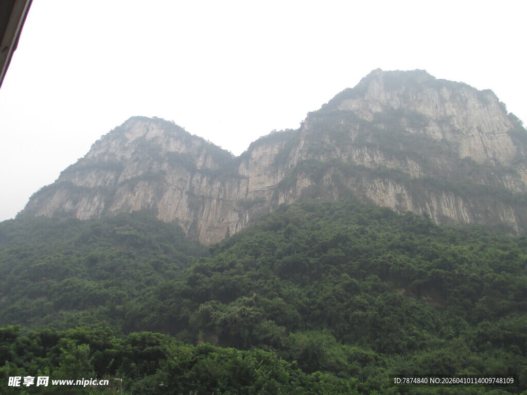 巍峨山峦与葱郁植被