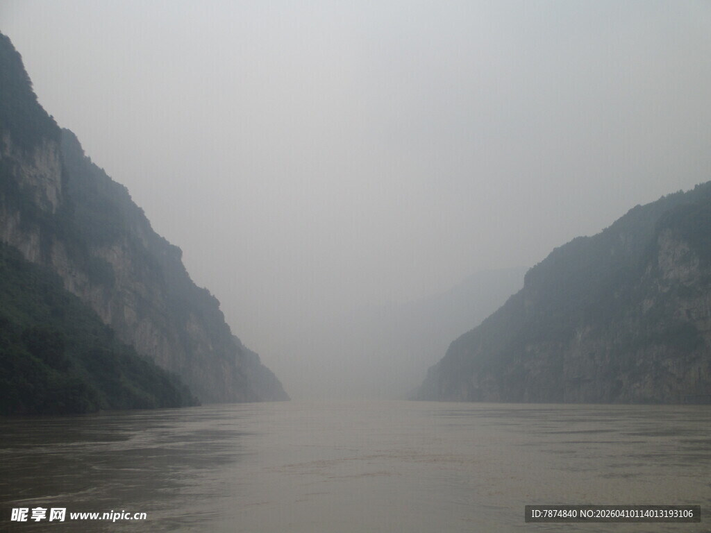 长江两岸山水朦胧景致