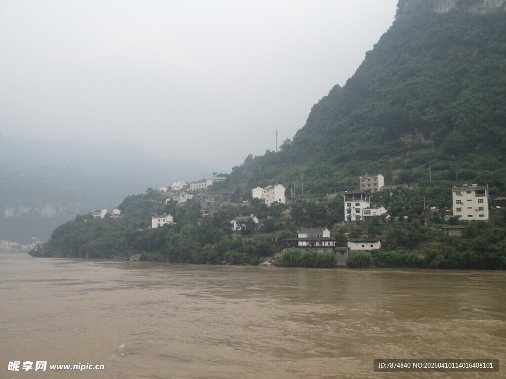 江边山峦上的错落民居