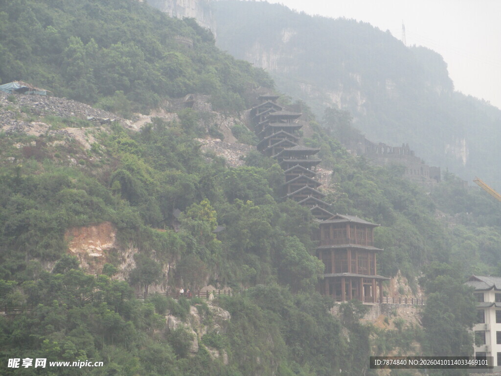 山间古建筑群隐于葱郁山林