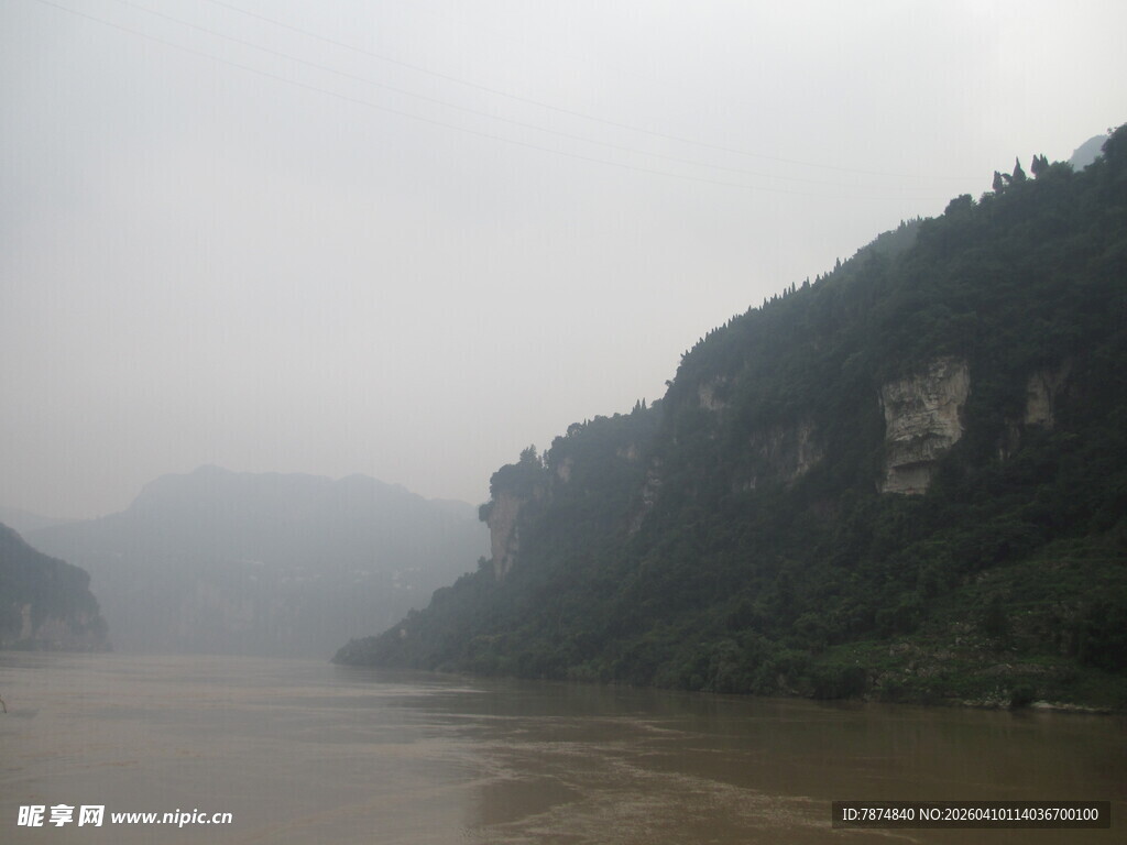 雾中江畔山水景