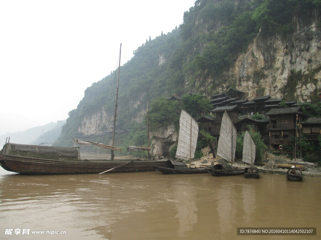 江边石船与青山相依
