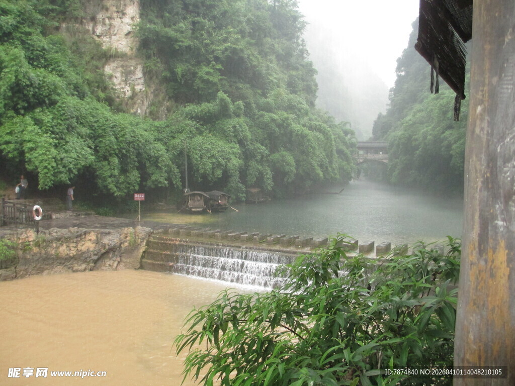 山间雾霭中的河流景致