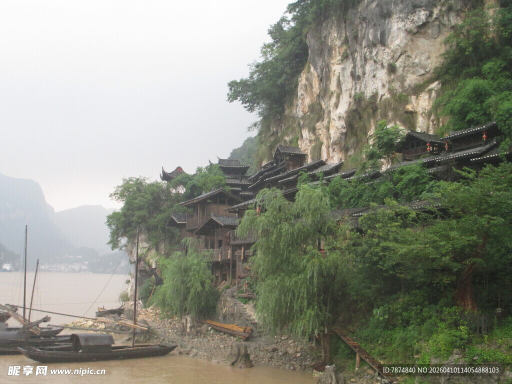江边古朴村落依山傍水