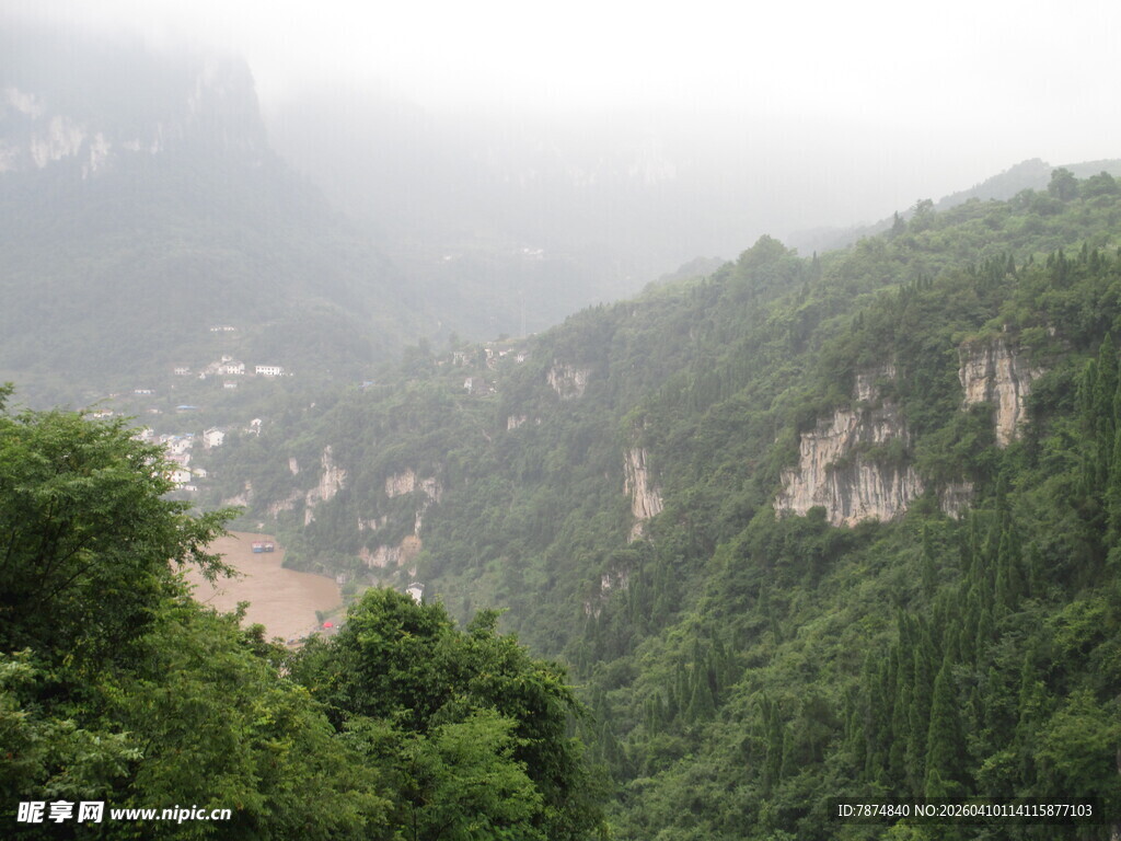 山间云雾缭绕的翠绿景致