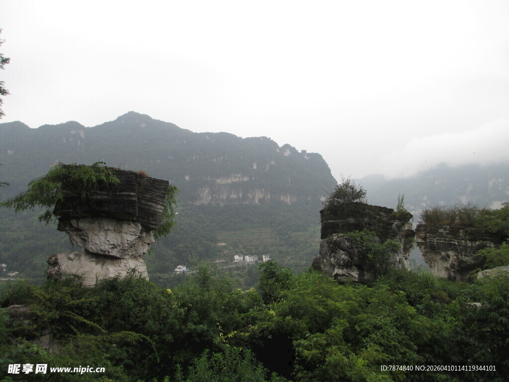 云雾缭绕的奇特山峦景观
