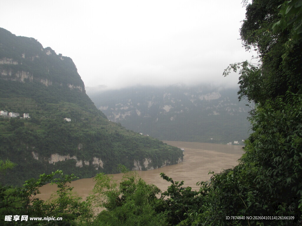 山间云雾缭绕的河流景色