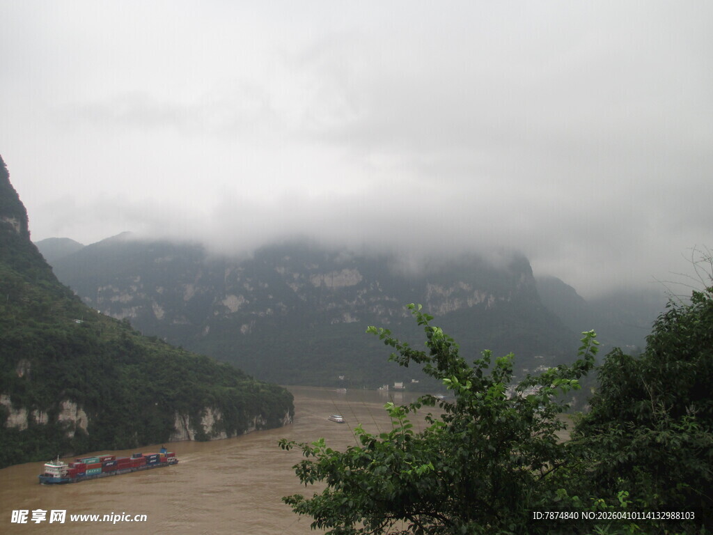 云雾缭绕的山水风光