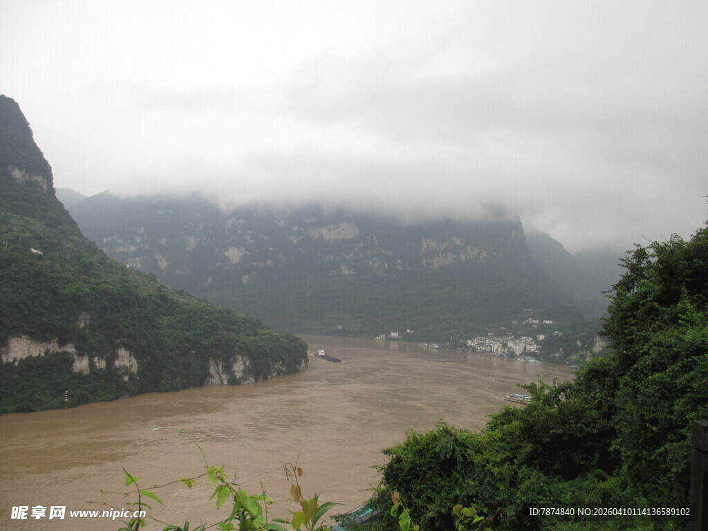 云雾缭绕的江河山水景观