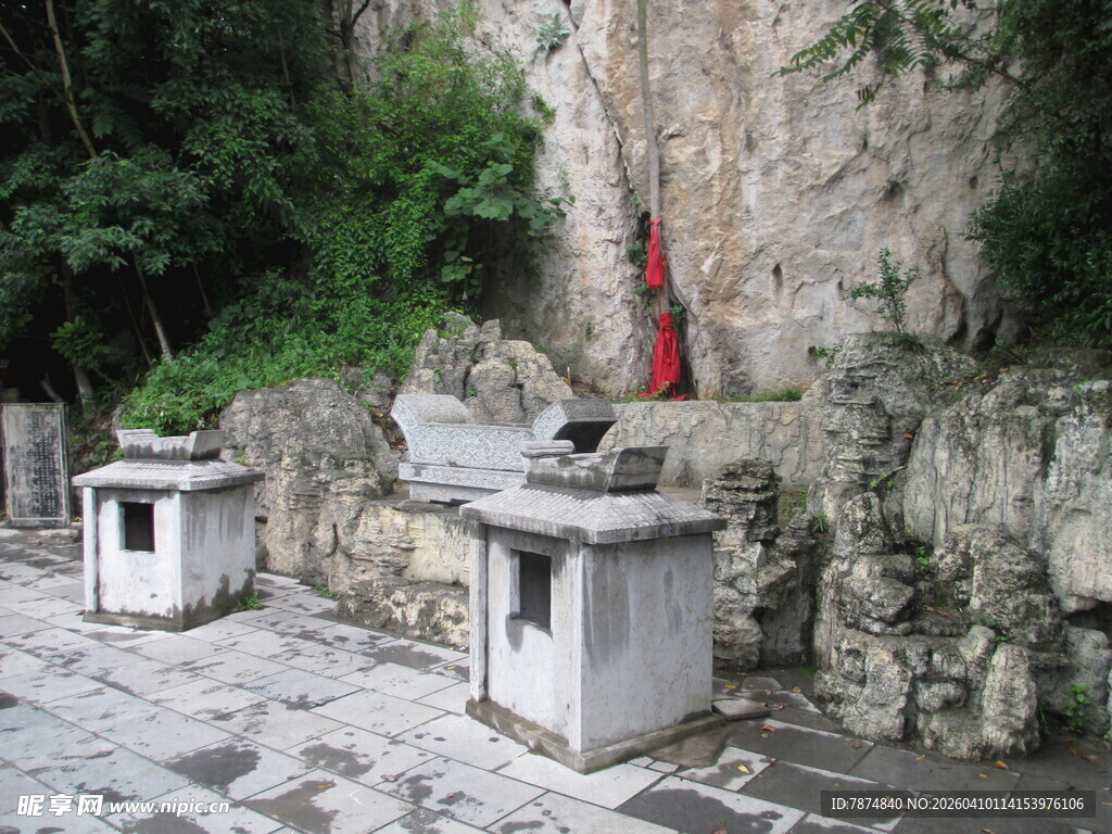 山间石制设施与绿植景观