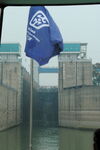 船闸旁的蓝色旗帜