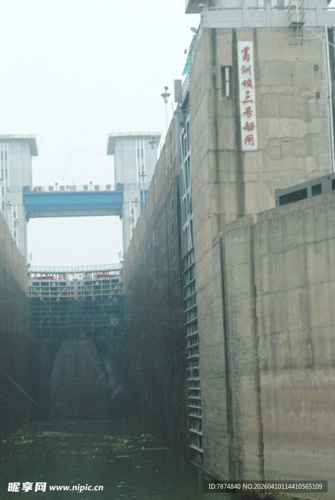 壮观的水坝船闸场景