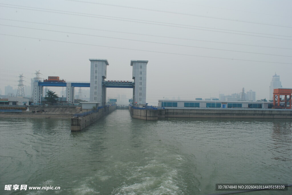 海上桥梁与升降设施景观