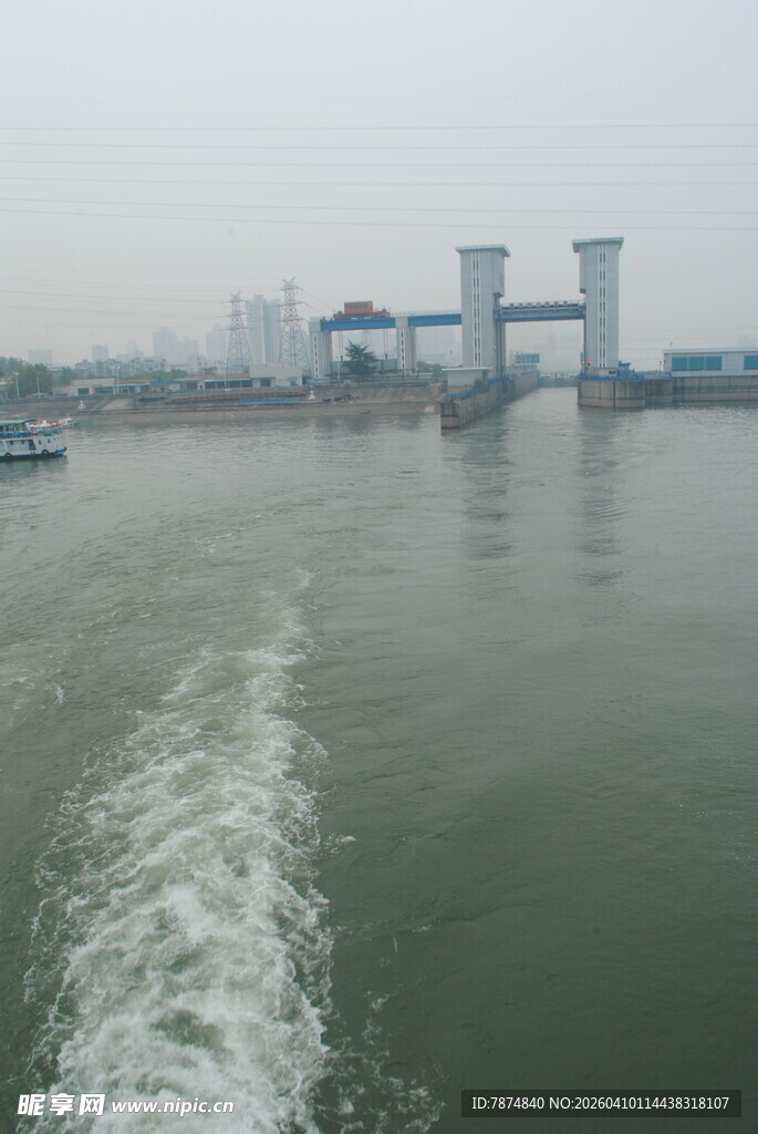 乘船游江观岸边建筑