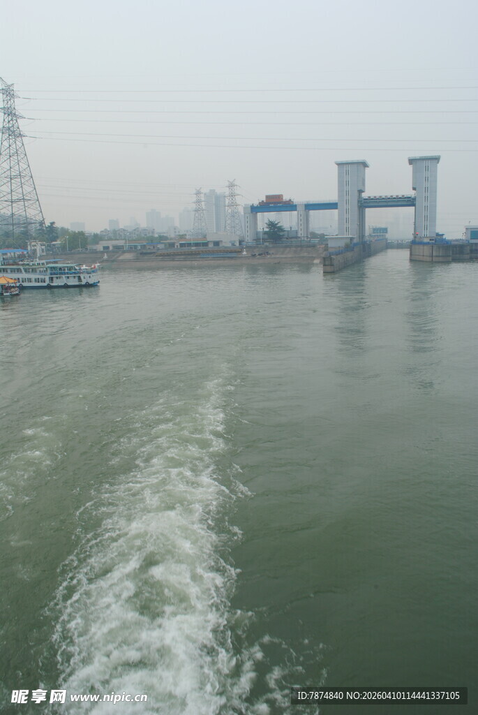 乘船游江观两岸景致