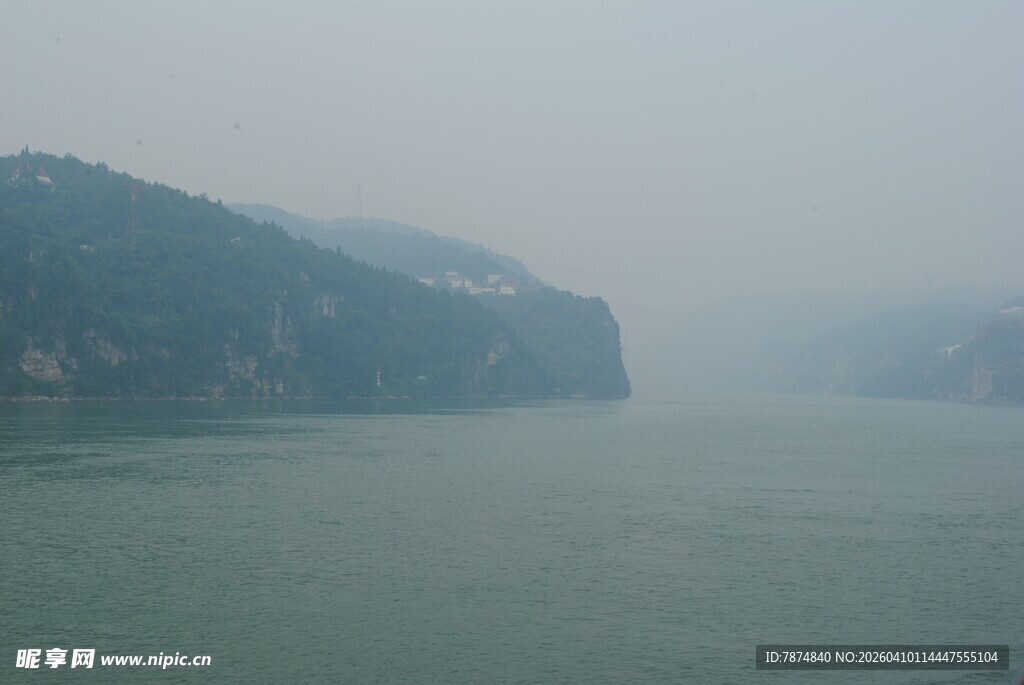 江景山色 雾霭中的自然美