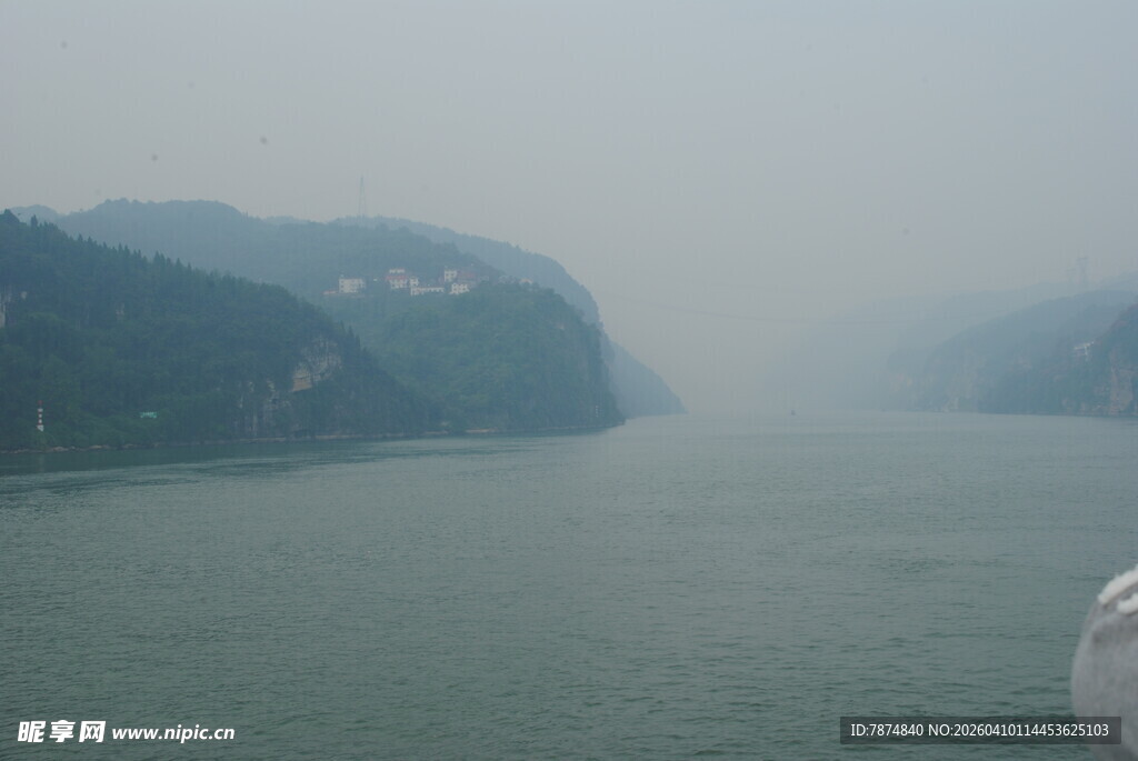 江景中的山峦与宽阔水面