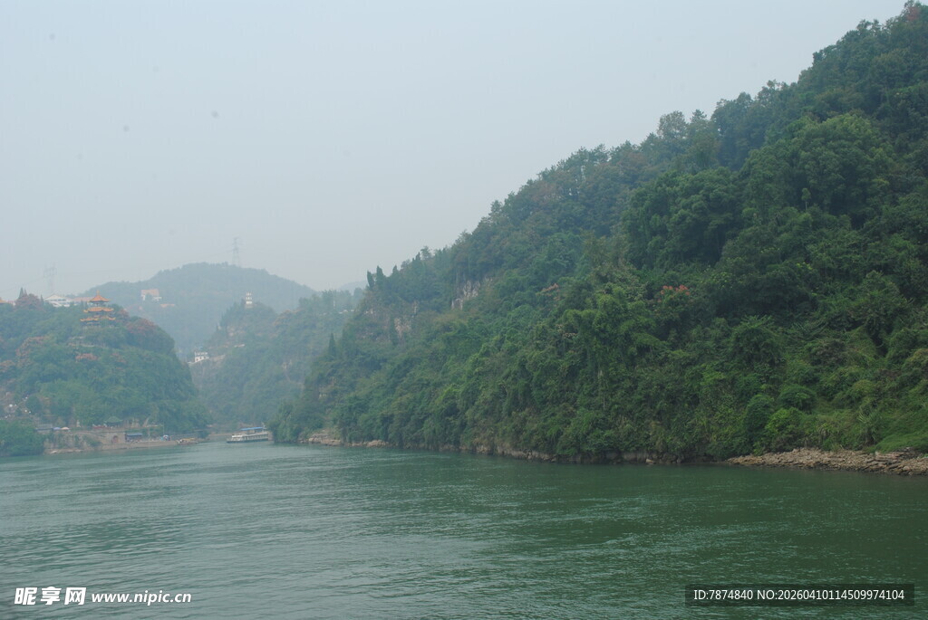 青山绿水间的宁静江河