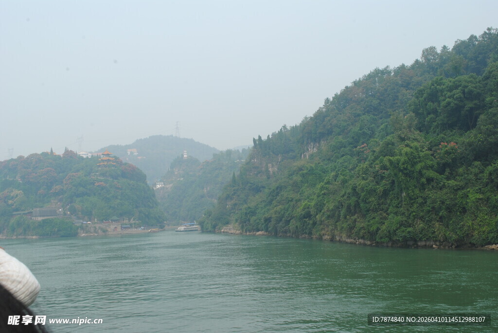 江上青山绿水美景