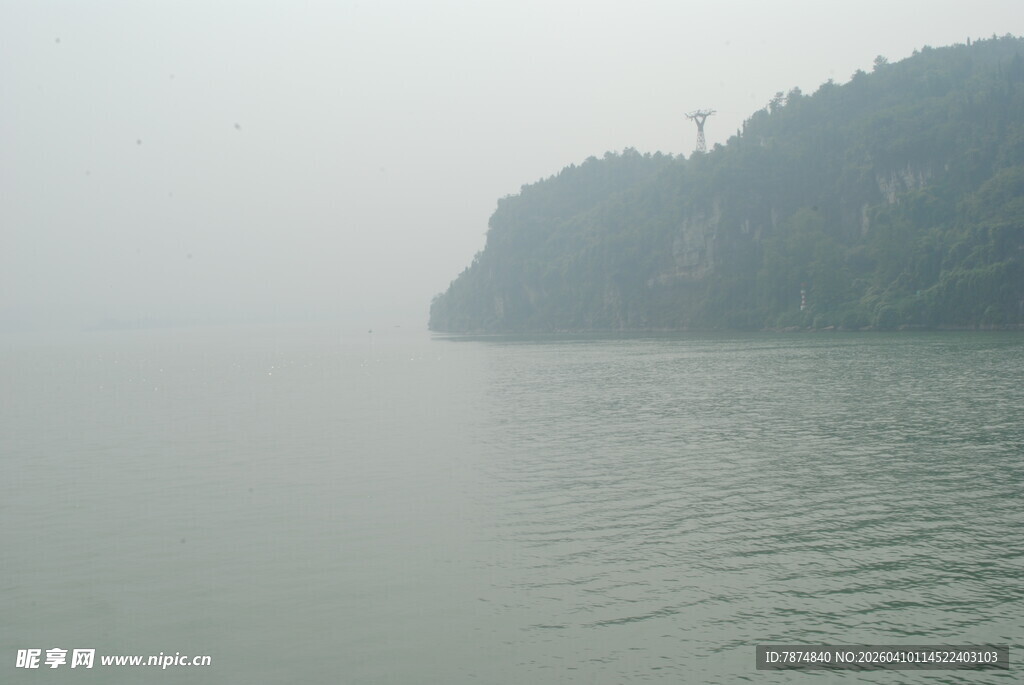 雾中江边山景
