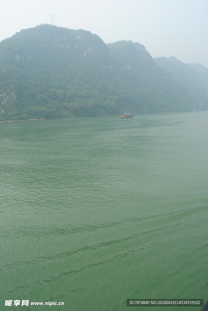 青山绿水间的辽阔江面