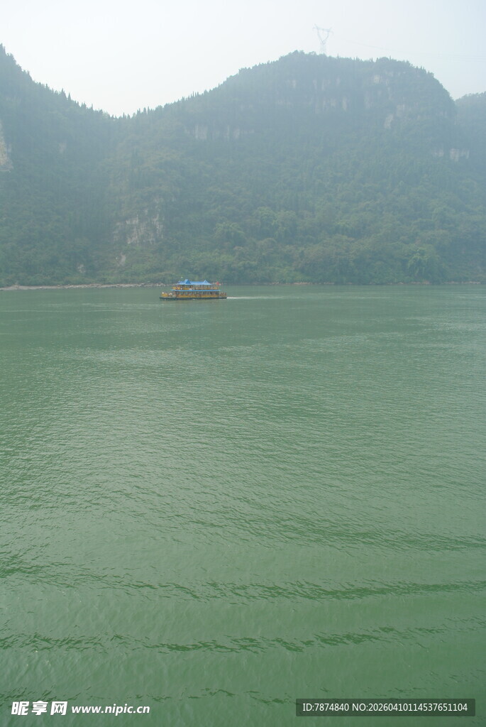 青山绿水间的宁静江面