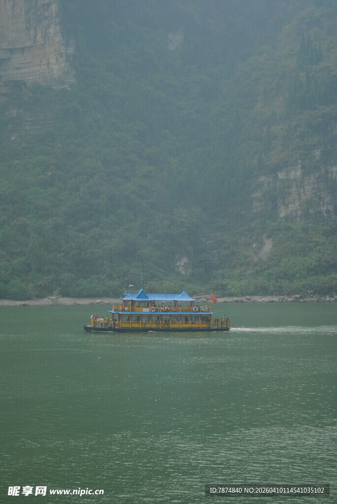 江面上行驶的观光游船