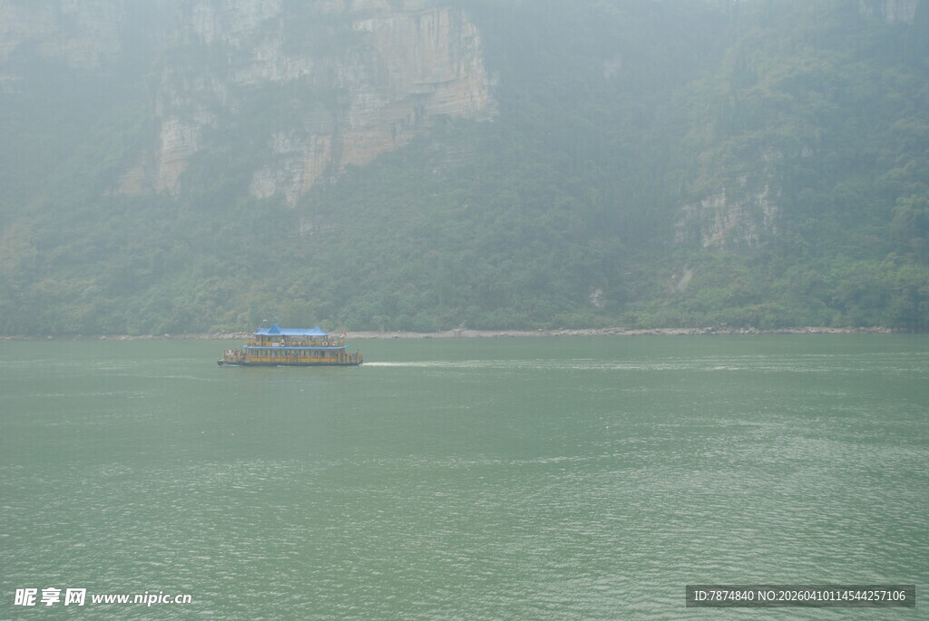 江上孤舟 山水朦胧之景