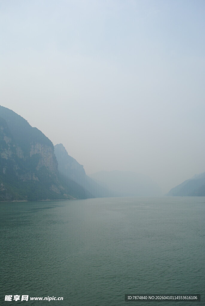 雾中江面与两岸山峦