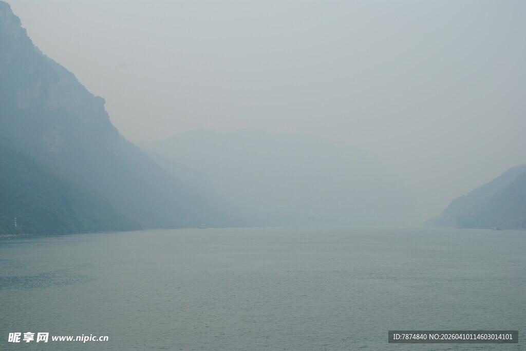 雾中江景 两岸青山隐现