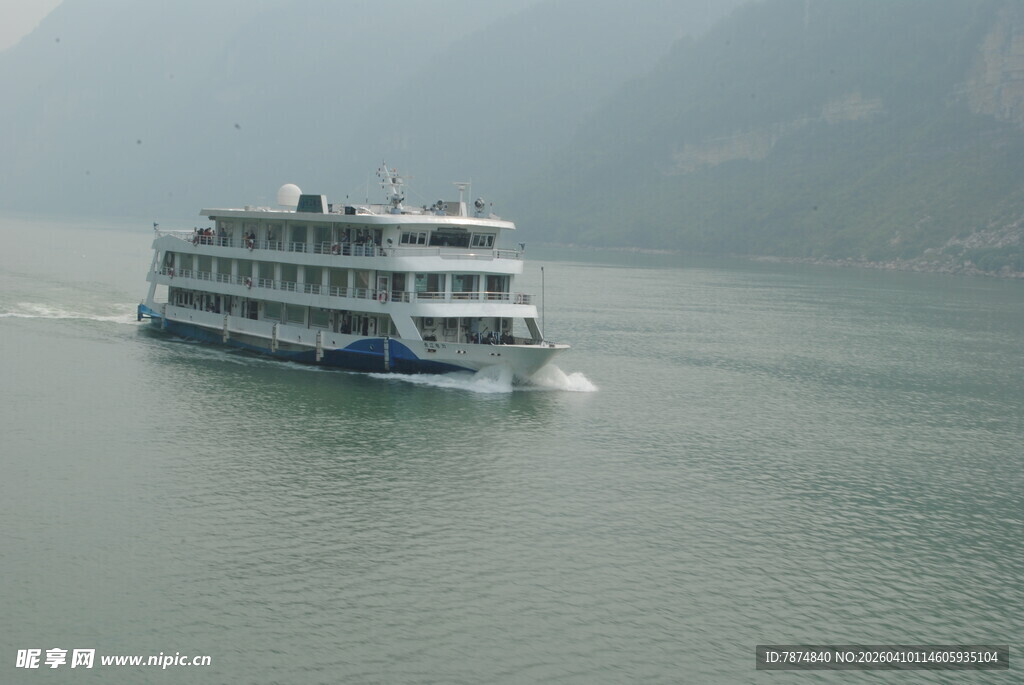 江面上的大型游轮