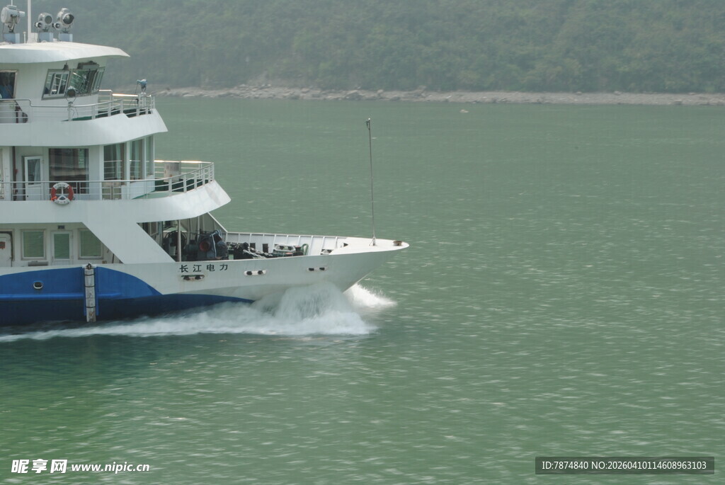 江面上行驶的大型豪华游轮