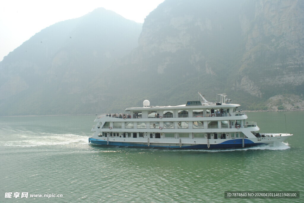 江上豪华游轮航行