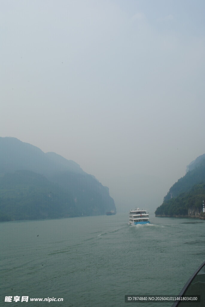 江面上的船只与两岸山峦