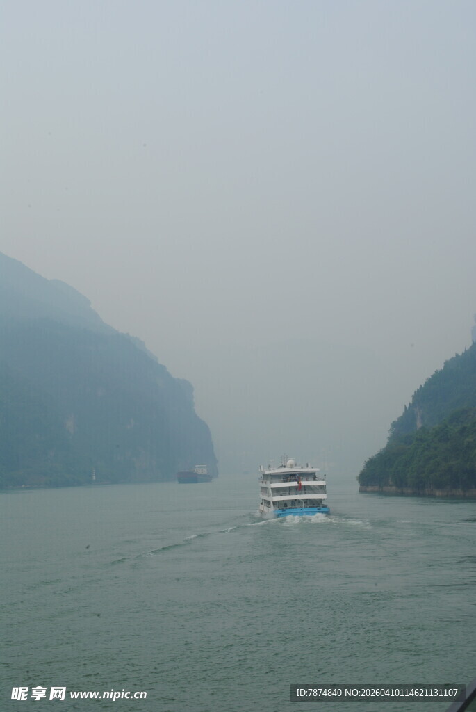 江中行船 两岸青山隐现