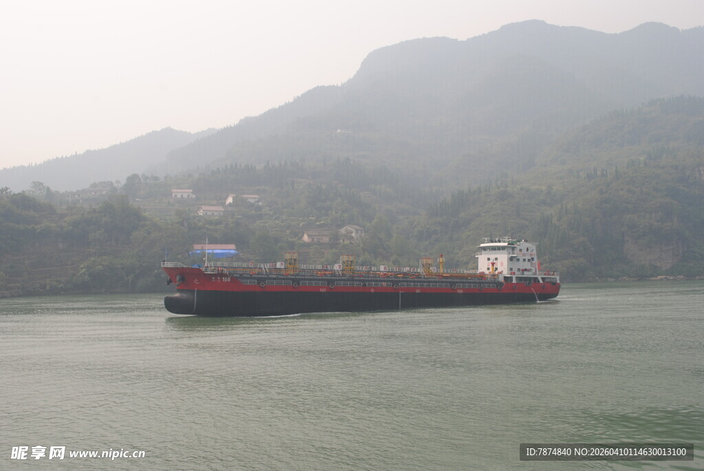 江上货船行于山水间