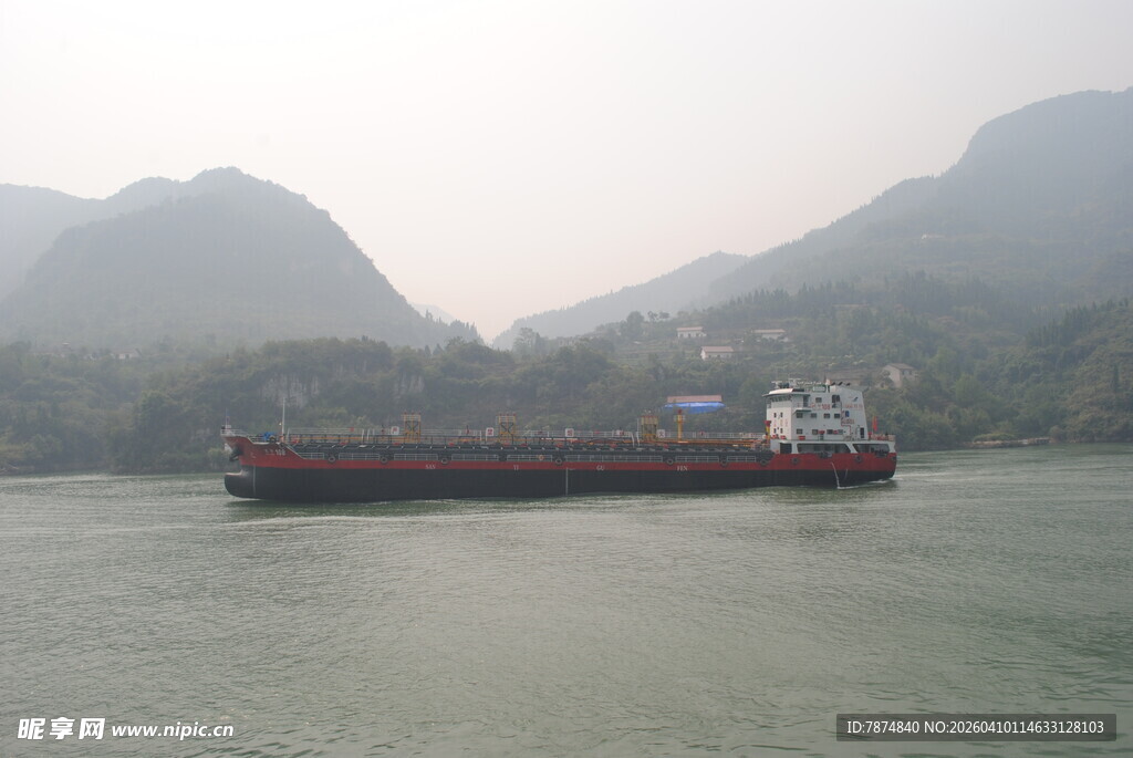 江面上航行的大型货船