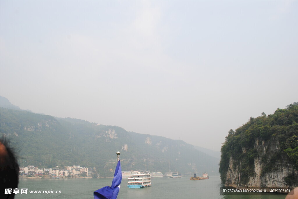 江上风光 船只穿梭