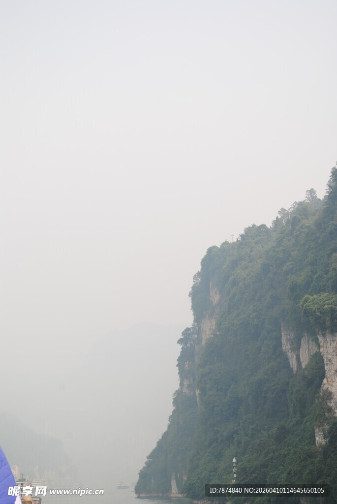 云雾缭绕的陡峭山峰