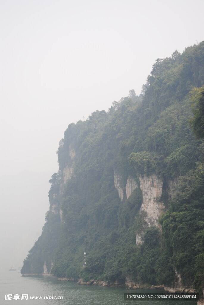 江边青山绿水景致