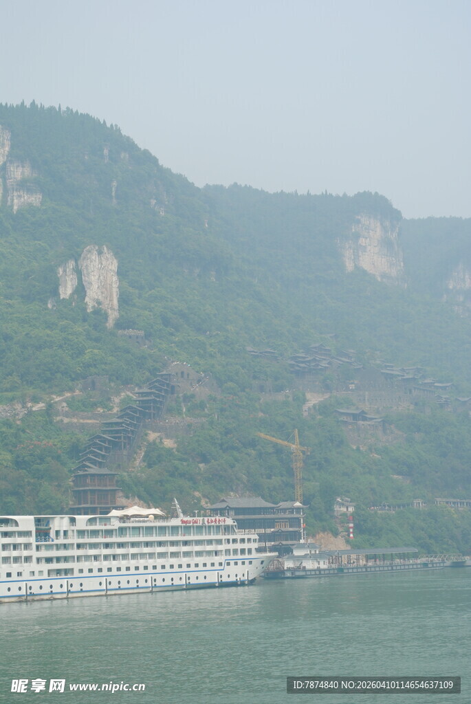 江边停靠的大型游轮