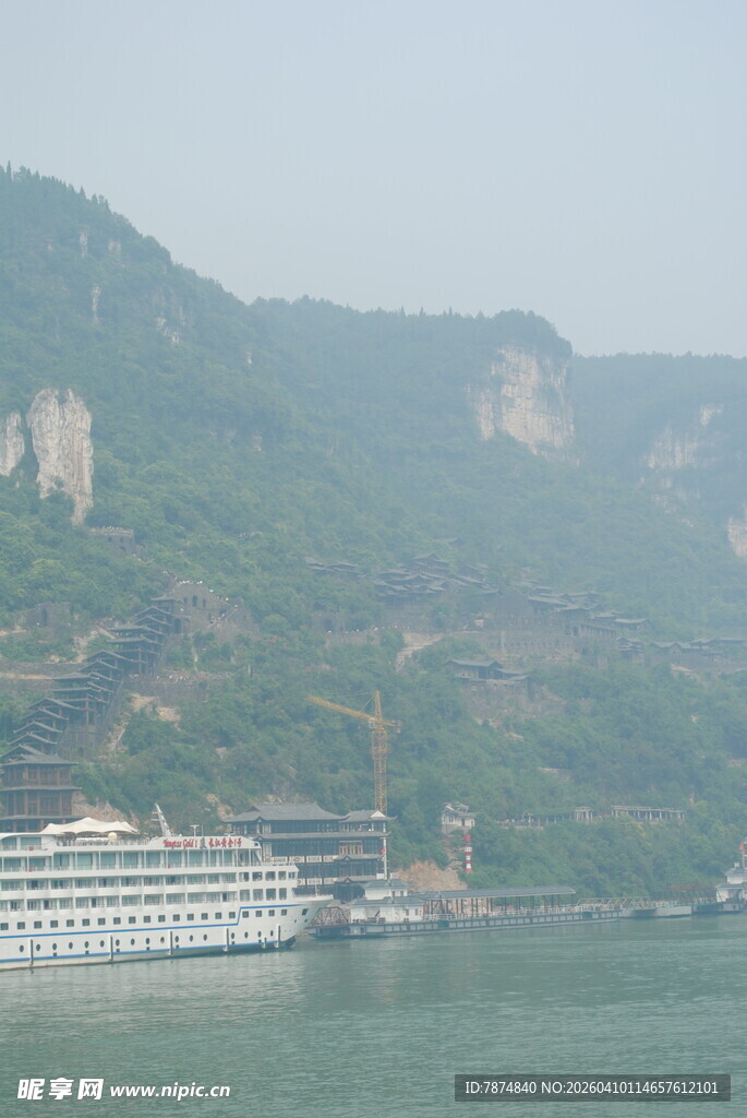 江边停靠的大型游轮