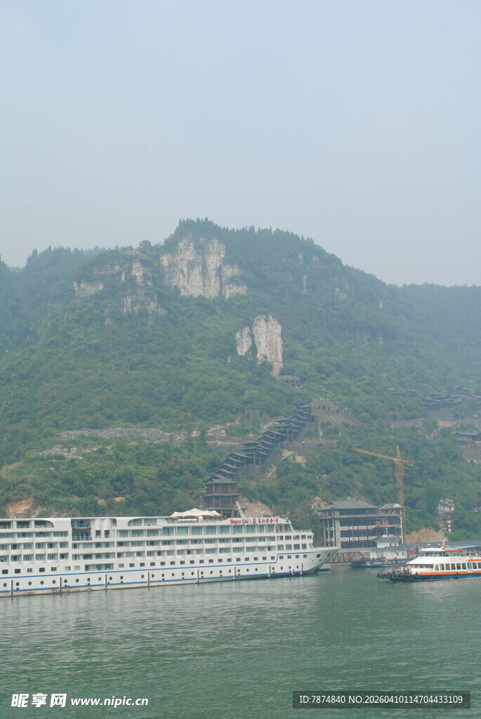 江边山峦与停泊船只景观