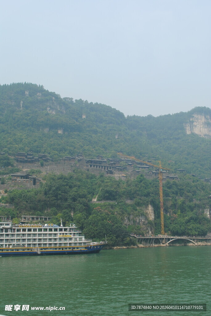 江边山峦下的轮船风景