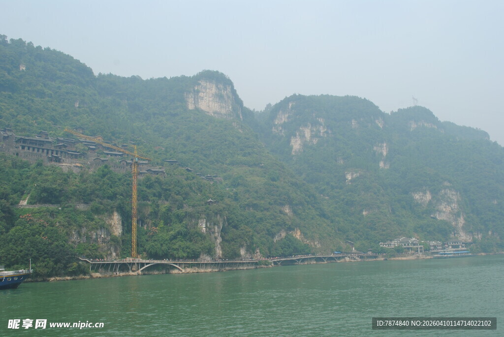 青山绿水间的秀丽江景