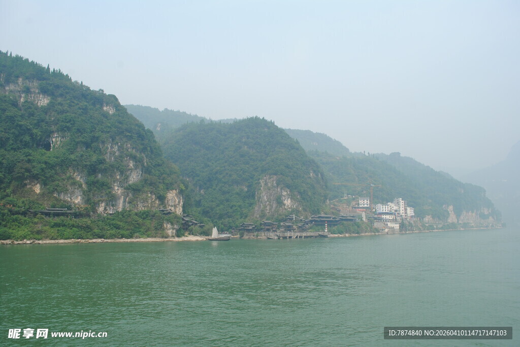 江边青山绿水美景