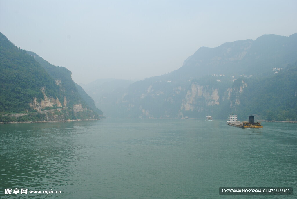 江上孤舟行于青山绿水间