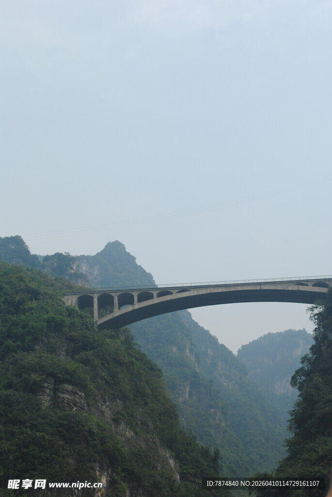 山间高架桥横跨壮丽峡谷