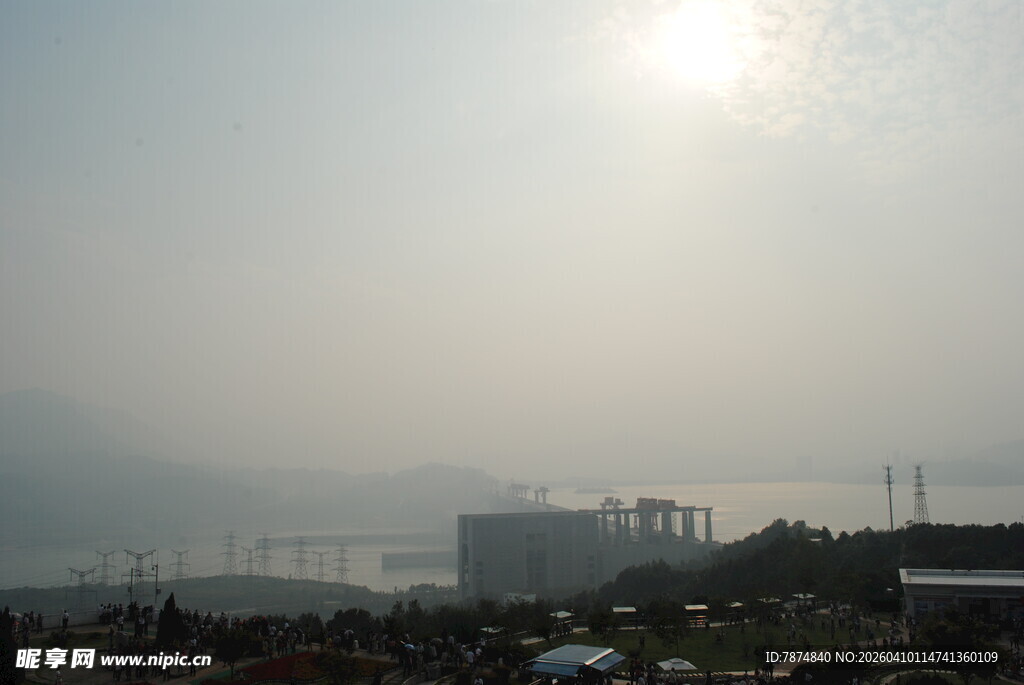 日出下的城市远景