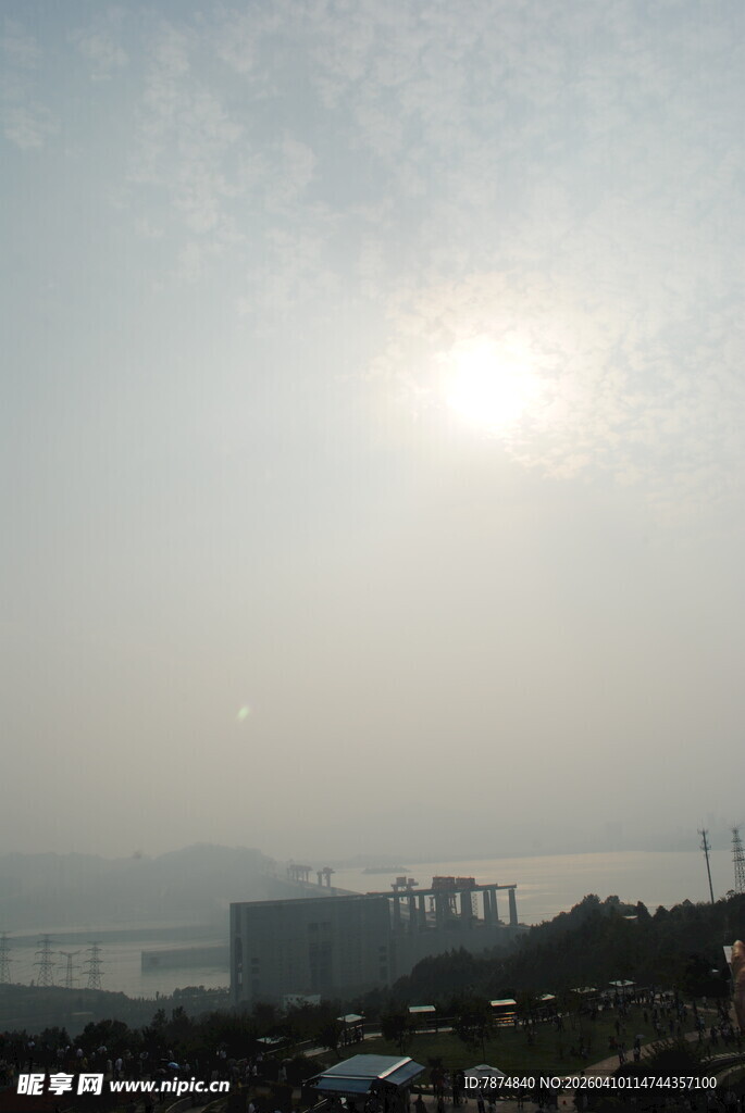 海滨城市日光下的景致